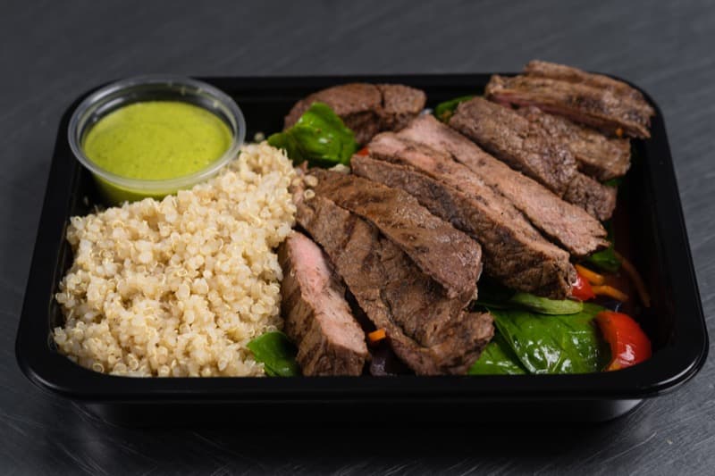 FoodieFit steak meal in a sealed compostable container