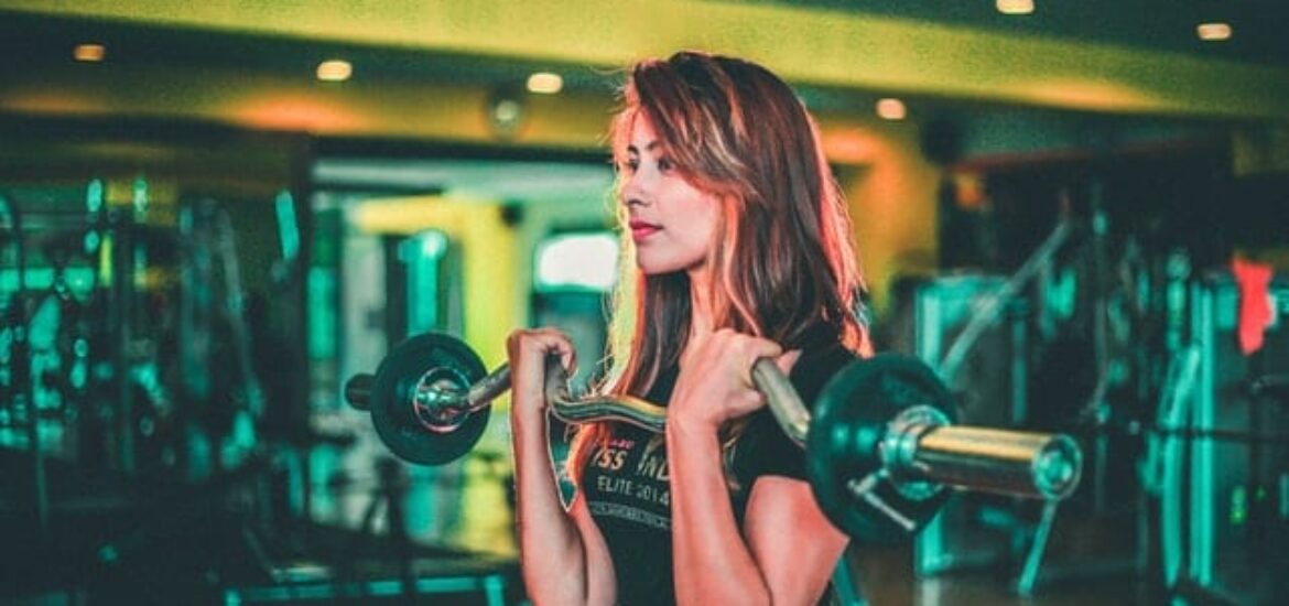 Woman lifting weights at the gym, Best Meal Prep Vancouver