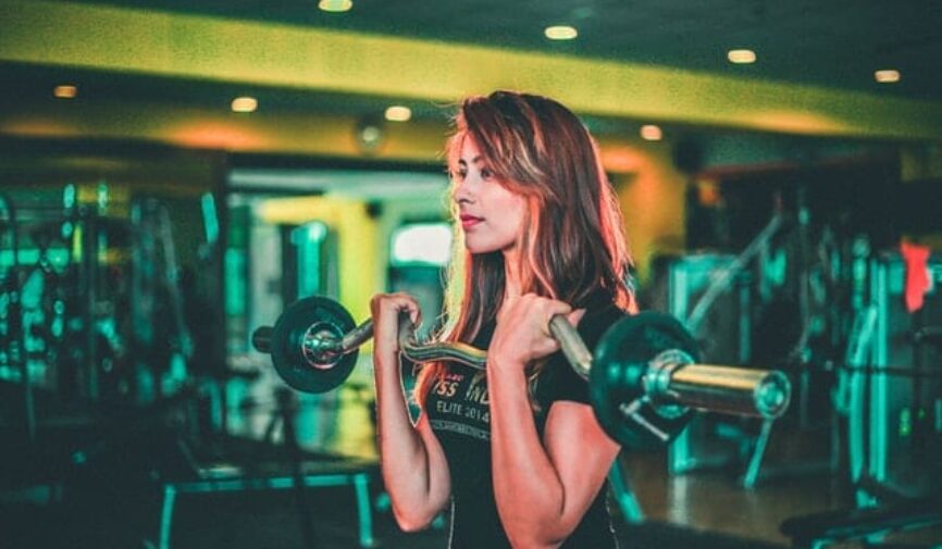 Woman lifting weights at the gym, Best Meal Prep Vancouver